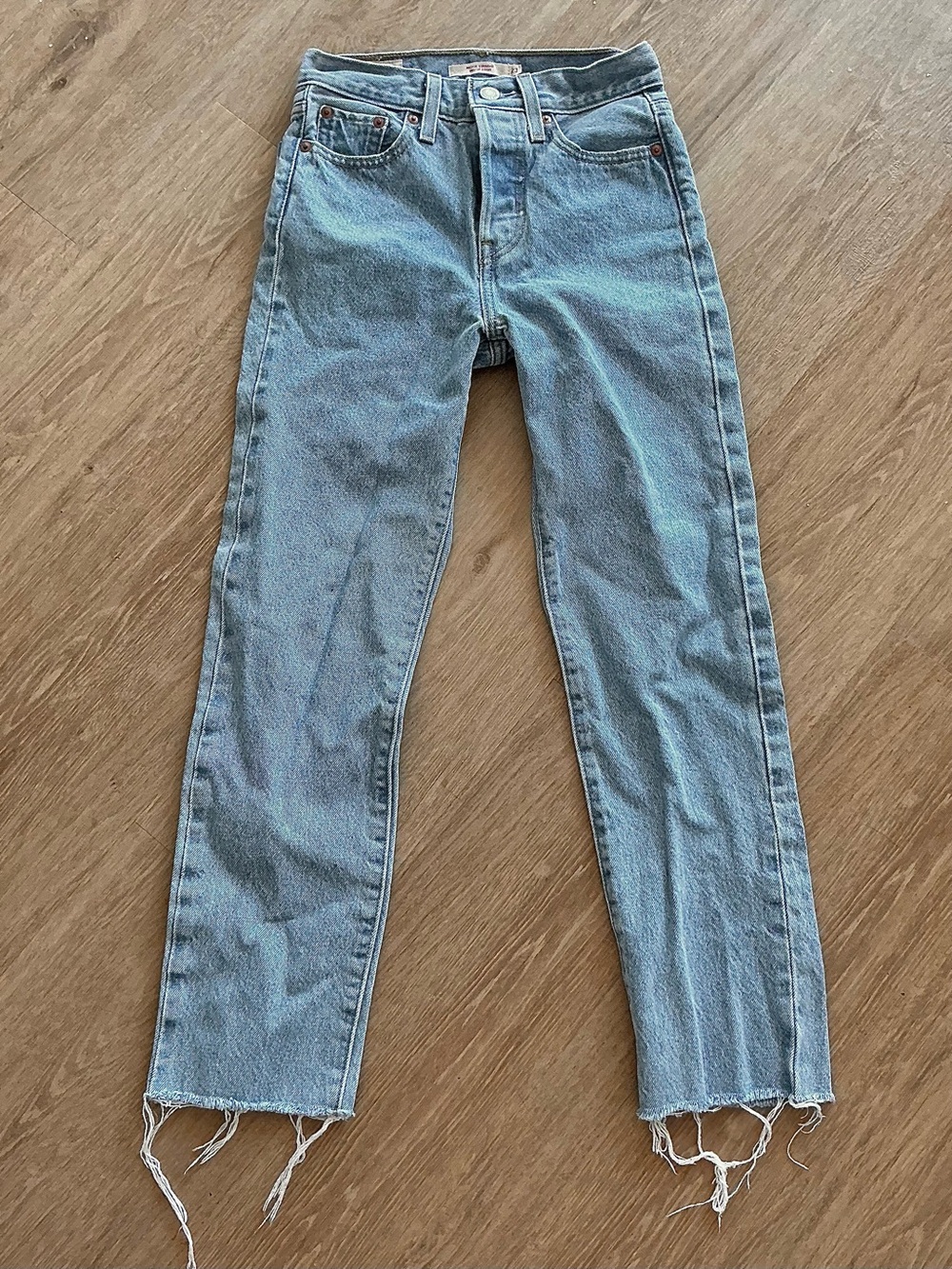 Levi’s wedgie straight leg 23 Light Blue wash jeans raw hem